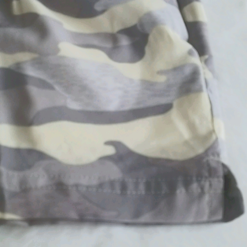 Old Navy Active camouflage quick dry shorts size Medium - Picture 7 of 8